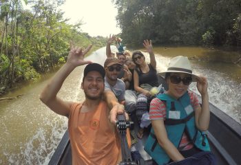 Turistas en el río Cuyabeno camino de Laguna Grande